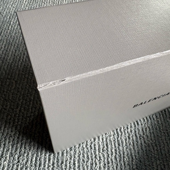 Balenciaga Boxes - Picture 2 of 5